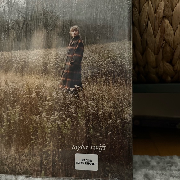 Taylor Swift Evermore Vinyl - Translucent Green - Picture 5 of 6